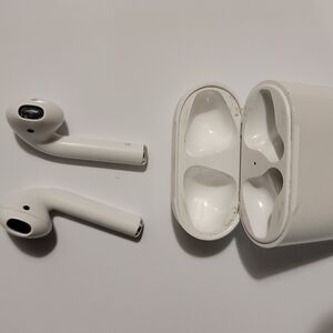Apple Airpods 2nd Gen with Charging Case